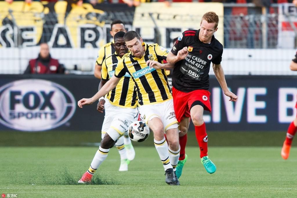 疑为两队在 疑为两队在